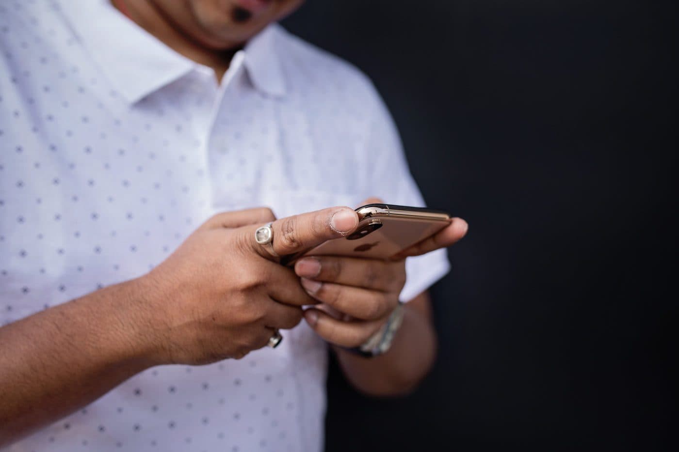 Un invité tient son téléphone à deux mains