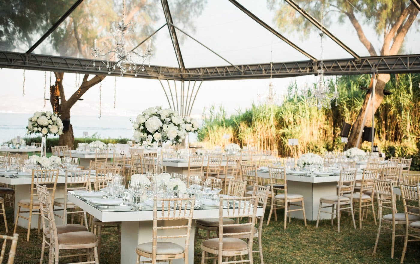 Tables dressées pour une réception de mariage sous une tente