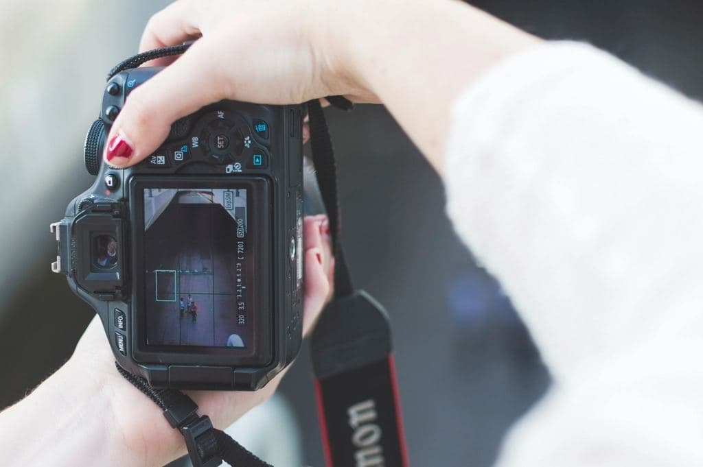 Une photographe cadre avec l’écran de son appareil