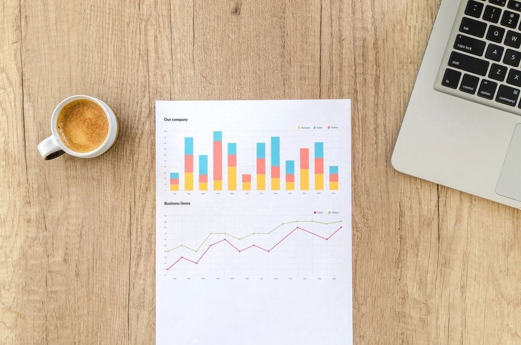 Des graphiques imprimés posés à côté d’un ordinateur