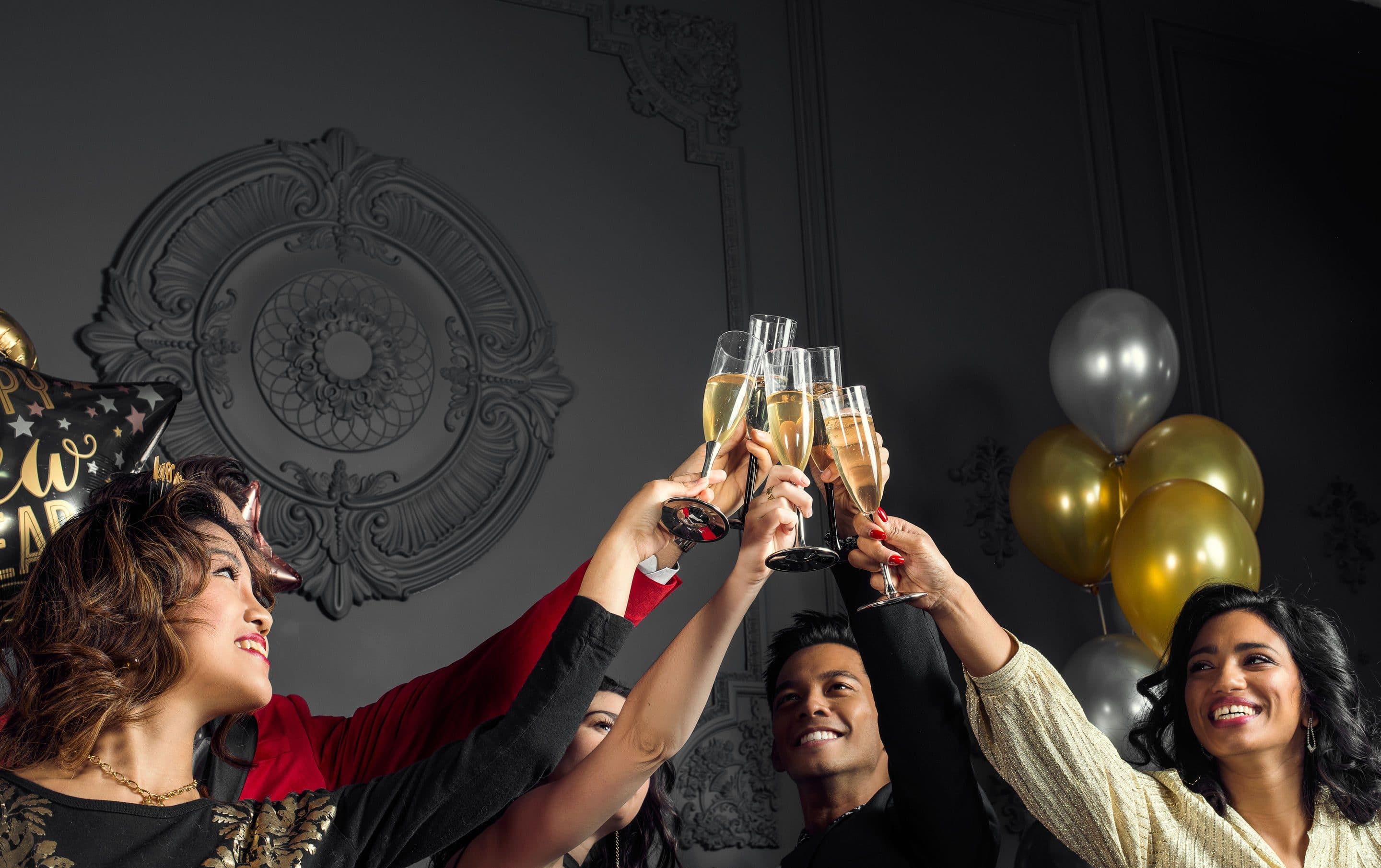 Des invités lèvent leurs coupes de champagne