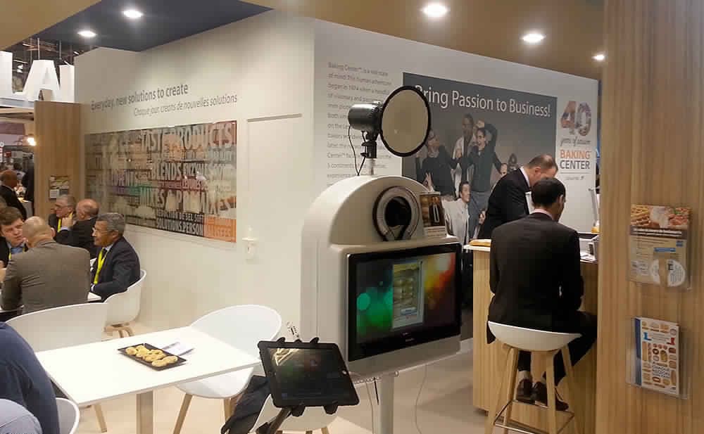 Stand d’un salon professionnel avec une borne photo